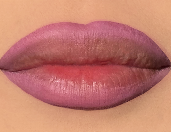 Usta z kremową konturówką J. Cat Beauty Mystic Mauve Beige, o satynowym wykończeniu, zbliżenie.