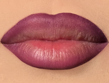 Zbliżenie na usta z kremową konturówką J. Cat Beauty Berry Deep Plum, satynowe wykończenie z połyskiem.