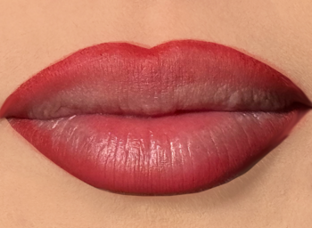 Zbliżenie na usta w odcieniu Rose Mauve, podkreślone kremową konturówką J. Cat Beauty, matowe wykończenie.