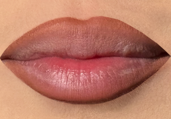 Zbliżenie na usta podkreślone kremową konturówką J. Cat Beauty w odcieniu Toffee, naturalne wykończenie.