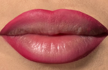 Zbliżenie na zmysłowe usta podkreślone kremową konturówką J. Cat Beauty w odcieniu Garnet Red.