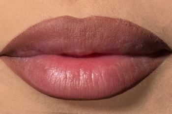 Zbliżenie na usta podkreślone kremową konturówką J. Cat Beauty Sugar Honey. Widoczne pełne usta w naturalnym odcieniu.