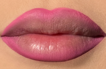 Zbliżenie na usta pomalowane konturówką J. Cat Beauty Rose Pink w stylu ombré, z kremowym wykończeniem.