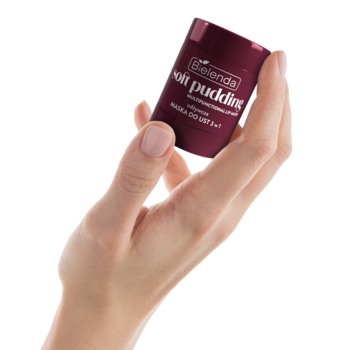 Dłoń trzyma małe, ciemnoczerwone opakowanie Bielenda Soft Pudding Very Cherry, maseczki do ust 3w1.