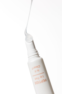 Zbliżenie na białą, matową tubkę Everybody London Is it Clear? Peptide Lip Tint z błyszczącym, bezbarwnym żelem.
