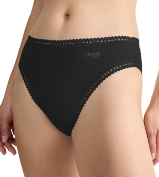 Czarne majtki damskie Sloggi Go Crush High Leg z koronką, przód na modelce. Wykonane z bawełny.