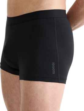Czarne bokserki męskie Sloggi Men Core Comfort, widok z boku na modelu, z logo Sloggi.