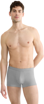 Szare bokserki męskie Sloggi Core Comfort typu hipster z bawełny organicznej, widok z przodu na mężczyznę.