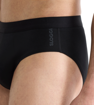 Czarne slipy męskie Sloggi Men Core Comfort Brief z logo na pasie, widok z boku na biodrze mężczyzny.