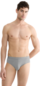 Szare męskie slipy Sloggi Core Comfort z organicznej bawełny, na modelu, widok z przodu. Przylegający fason.