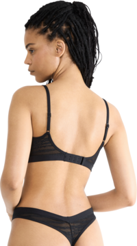 Czarny biustonosz Sloggi Free Evolve Push Up Lace, widok z tyłu na plecach modelki, koronka, bez fiszbin.