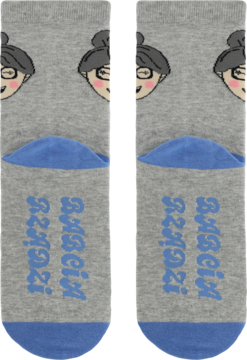 Szare skarpety z wizerunkiem rysunkowej kobiety w okularach i napisem "BADGIRL", niebieskie detale, widok z przodu.