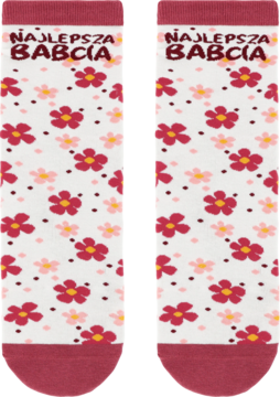 Białe skarpety z napisem "NAJLEPSZA BABCIĄ", zdobione czerwonymi i różowymi kwiatami, bordowe ściągacze, widok z przodu.