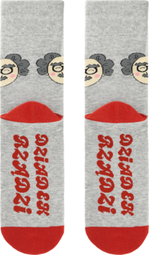 Para szarych skarpet z czerwonymi akcentami, grafiką twarzy starszego mężczyzny i napisem 'WIZARD', widok z przodu.