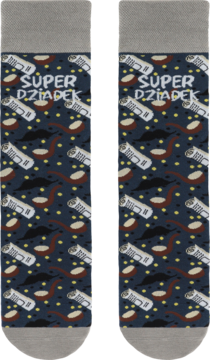 Ciemnogranatowe skarpety Super Dziadek z wzorem w piloty, wąsy, fajki i kropki, leżące płasko.