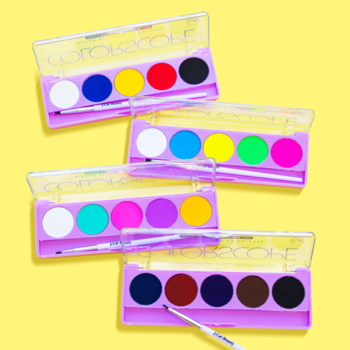 Cztery paletki eyelinerów J.Cat Colorscope Water Activate FX, widok z góry. Wersja Deep (ciemne kolory) z pędzelkiem na żółtym tle.