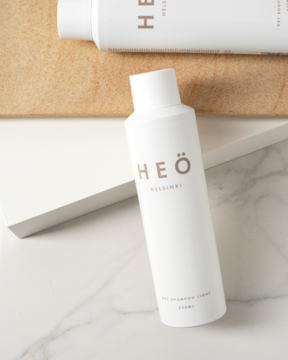 Lekki suchy szampon Heö Helsinki Dry Shampoo Light w białej butelce ze złotym logo, widok pod kątem.