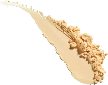 Sypki puder matujący Essence Banana Loose Powder w bananowym odcieniu, nałożony w kształt smugi.