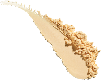Sypki puder matujący Essence Banana Loose Powder w bananowym odcieniu, nałożony w kształt smugi.
