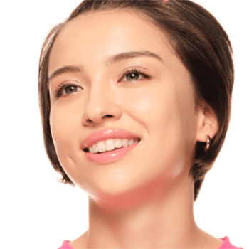 Uśmiechnięte usta kobiety z błyszczącą pomadką Essence Glossy Glaze nr 02 On Cloud Nude, odcień intensywny nude.