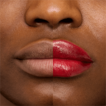 Zbliżenie: usta przed i po aplikacji błyszczącej pomadki Essence Glossy Glaze nr 04 Red-dy For The Day.