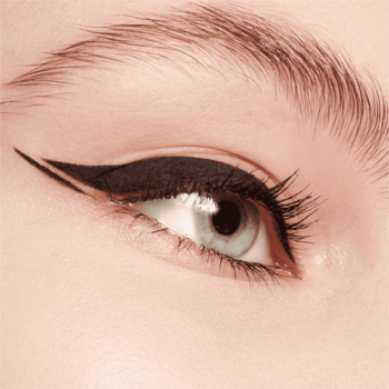 Oko z czarnym eyelinerem w żelu Essence Stay & Play 01 Black. Precyzyjna kreska kocie oko.