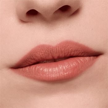 Zbliżenie na usta z matową konturówką Essence 8h Matte Comfort 14 w odcieniu nude, gładkie wykończenie.
