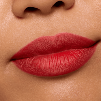 Zbliżenie na usta z intensywną, matową konturówką Essence 8h Matte Comfort Lipliner 18 Cherry On Top.