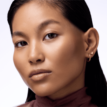 Modelka z efektem brązera Catrice Melted Sun Liquid Bronzer 025 Beach; złota, matowa, muśnięta słońcem cera.