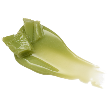 Zbliżenie kremowego balsamu Essence Juicy Bomb 04 Kiwi To My Heart, zielona smuga z kawałkami na ciemnym tle.