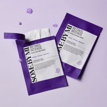 Dwie fioletowe maski Some By Mi Retinol Intense Reactivating Mask, jedna otwarta z białą maską w płachcie.