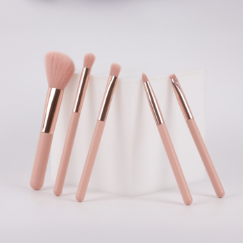 Zestaw pędzli do makijażu Donegal Minnies, 5 różowych pędzli z różowo-złotymi skuwkami, stojące na białym tle.