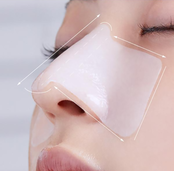 Zbliżenie na nos z półprzezroczystym plastrem Mediheal Blackhead Melting Clear Nose Patch, skutecznie oczyszczającym pory.