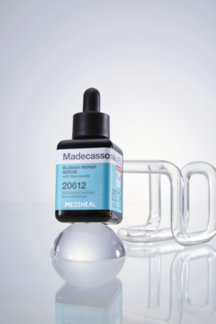 Mediheal Madecassoside Blemish Repair Serum regenerujące, ciemna butelka z pipetą na bloku, widok z przodu.