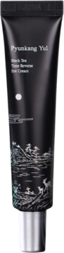 Pyunkang Yul Black Tea Time Reverse Eye Cream w czarnej tubce ze srebrnym wzorem gór i jeleni, z przodu.