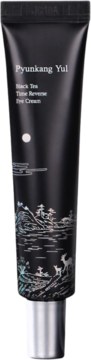 Pyunkang Yul Black Tea Time Reverse Eye Cream w czarnej tubce ze srebrnym wzorem gór i jeleni, z przodu.