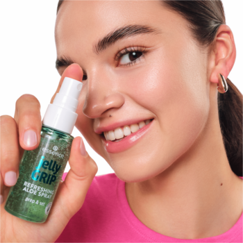 Kobieta trzyma Essence Jelly Grip Aloe Refreshing Spray utrwalający makijaż. Zielona mgiełka z aloesem.