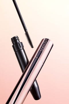 Collistar Infinito Mascara Extra Nero. Otwarta czarna tubka, złoto-różowe opakowanie z aplikatorem na różowym tle.
