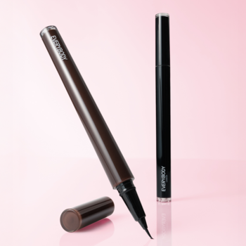 Dwa brązowe wodoodporne eyelinery Everybody London w pisaku, na różowym tle. Jeden otwarty z precyzyjną końcówką.