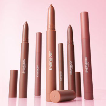 Blending Lip Crayon Everybody London: zestaw satynowych pomadek w kredce w sześciu odcieniach nude i różu, na różowym tle.