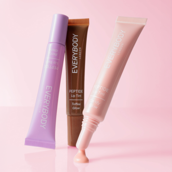 Trzy nawilżające balsamy do ust Everybody: fioletowy, brązowy Peptide Lip Tint, jasnoróżowy z wyciśniętym produktem, na różowym tle.