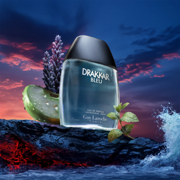 Drakkar Bleu Guy Laroche, męska woda perfumowana, butelka na skałach z miętą, jabłkiem i lawendą, widok z przodu.