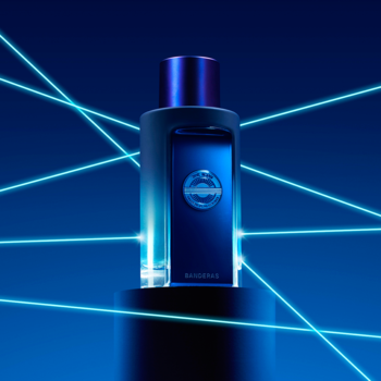 The Icon Supreme Eau de Parfum, ciemny flakon ze srebrnym emblematem, otoczony futurystycznymi niebieskimi laserami.