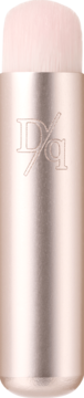 Dasique makeup brush z różowozłotą rączką, delikatnymi jasnoróżowymi włoskami i logo D/q, widok z przodu.
