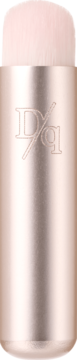 Pędzel Dasique do balsamu i różu, z metaliczną, różowo-złotą rączką, jasnym włosiem i widocznym logo.