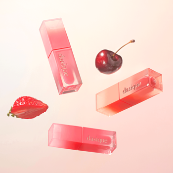 Dasique Juicy Dewy – trzy nawilżające błyszczyki w odcieniach różu, z truskawką i wiśnią na różowym tle.