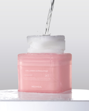 Różowy pojemnik MEDHEAL Collagen Ampule Pad, na który leje się woda tworząc białą pianę, widok z przodu.