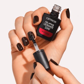 Catrice Gel Affair Ultimate Stay Top Coat, czarny żelowy top do paznokci z aplikatorem, dający lśniące wykończenie, w dłoni.