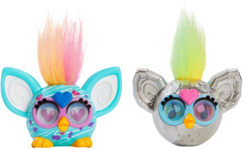 Dwie kolekcjonerskie minifigurki Furby: turkusowa z różowym włosem i srebrna metaliczna z zielonym, widok z przodu.