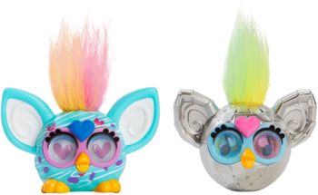 Dwie kolekcjonerskie minifigurki Furby: turkusowa z różowym włosem i srebrna metaliczna z zielonym, widok z przodu.